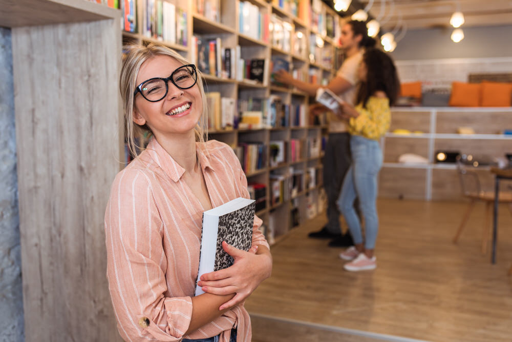 Bücher für große und kleine Leser & Leserinnen gibt es in verschiedenen Filialen